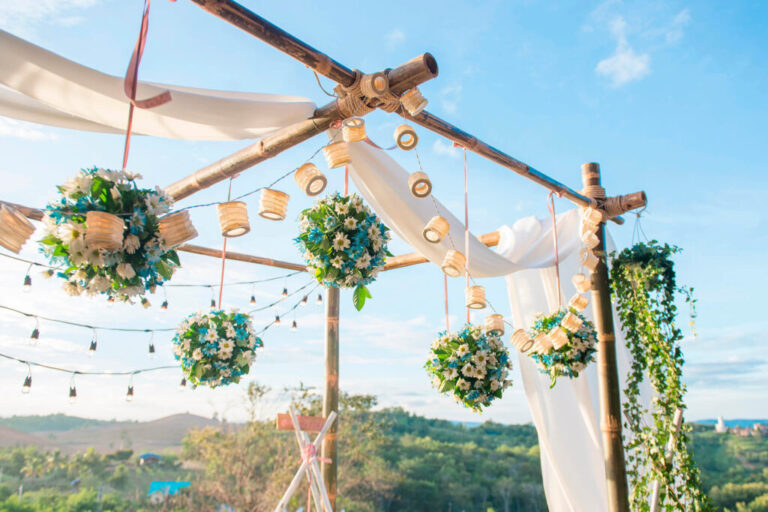 Decoración de eventos con flores colgantes