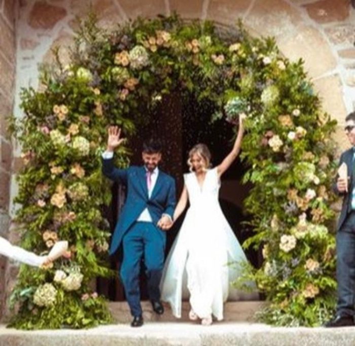 Decoración floral para la entrada a la iglesia en tu día de boda Decoración floral para la entrada a la iglesia en tu día de boda