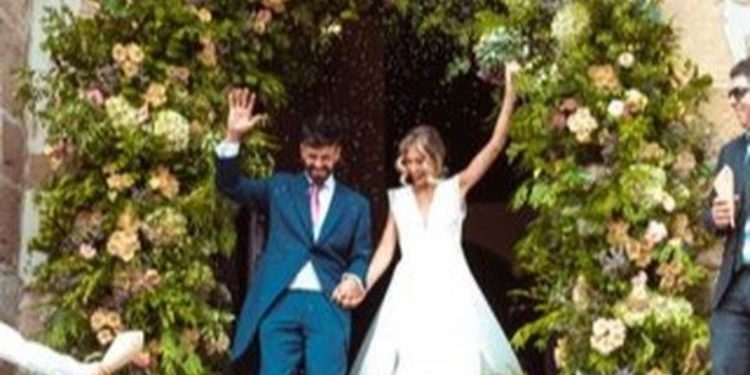 Decoración floral para la entrada a la iglesia en tu día de boda