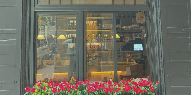 El impacto visual de la decoración con flores en el escaparatismo