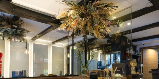 Decoración comercial Cómo usar las flores para llamar la atención