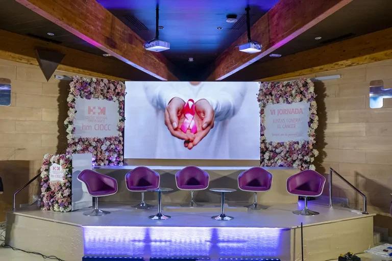 Evento de empresa decorado con flores