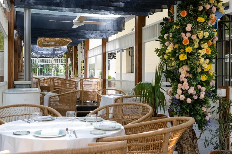 Mesas de restaurante con arreglos florales