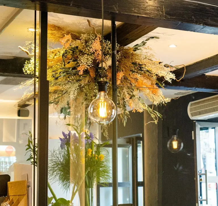 Arreglo de flores colgantes