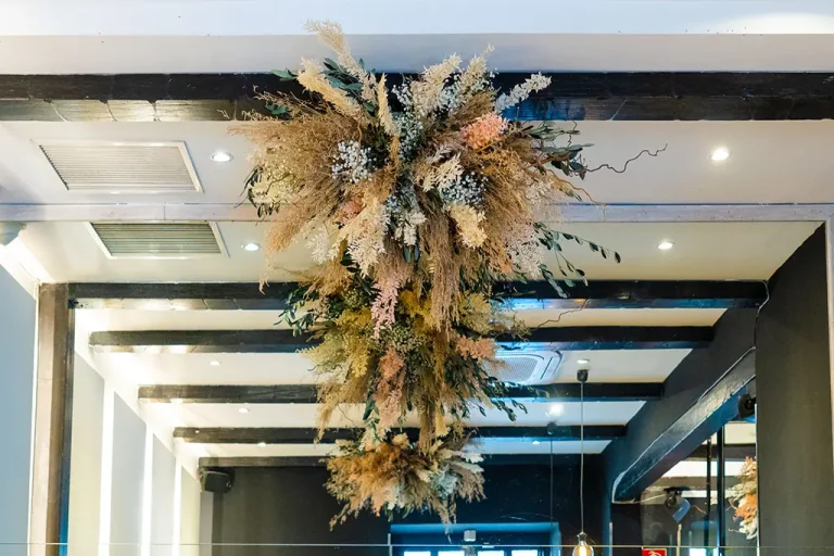 Flores colgando del techo