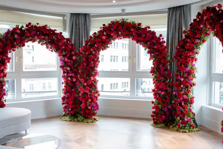 Arcos flores de color rojo