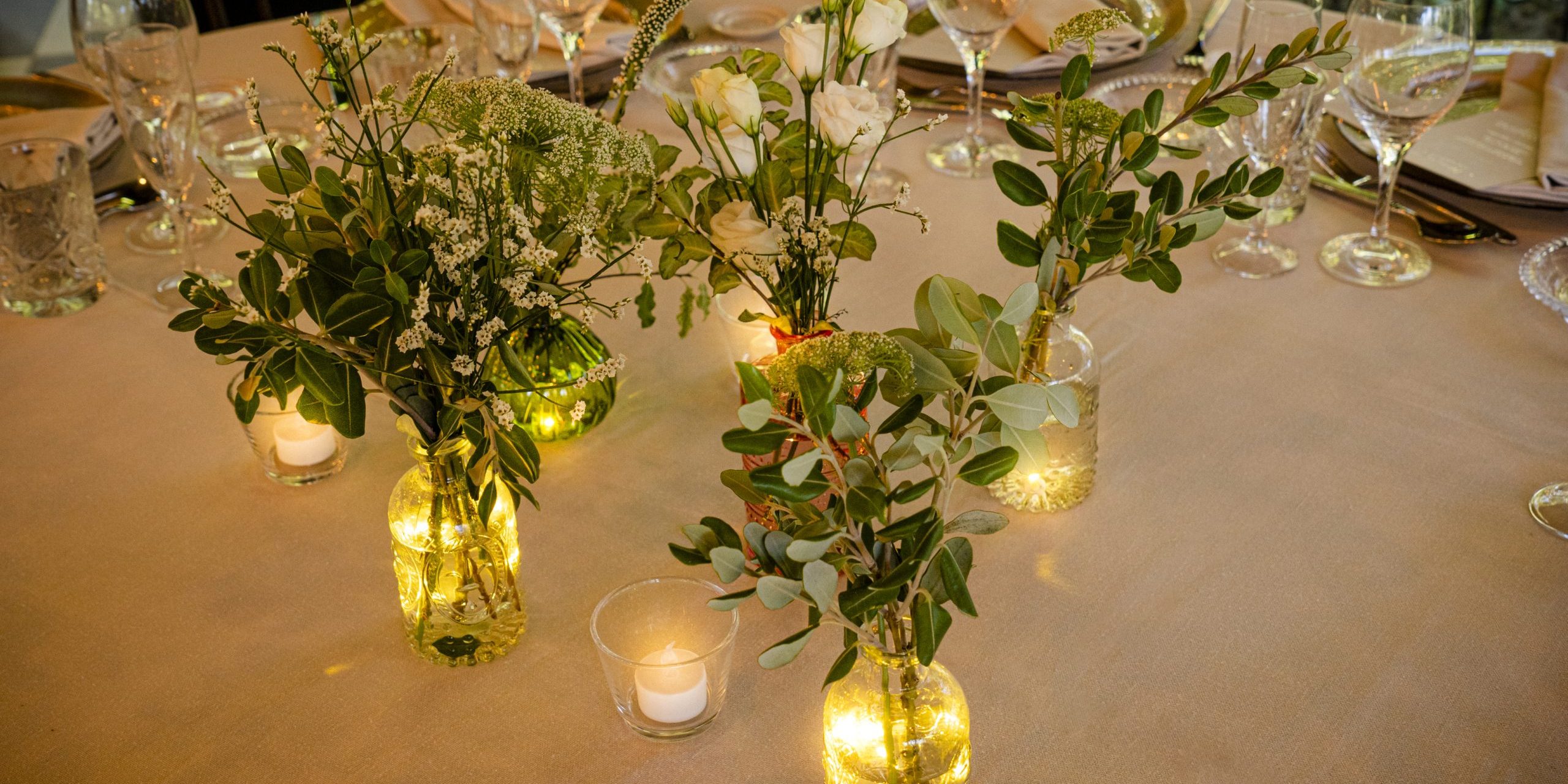 Luces_Centro_de_Mesa Luces para decorar un restaurante con flores y velas