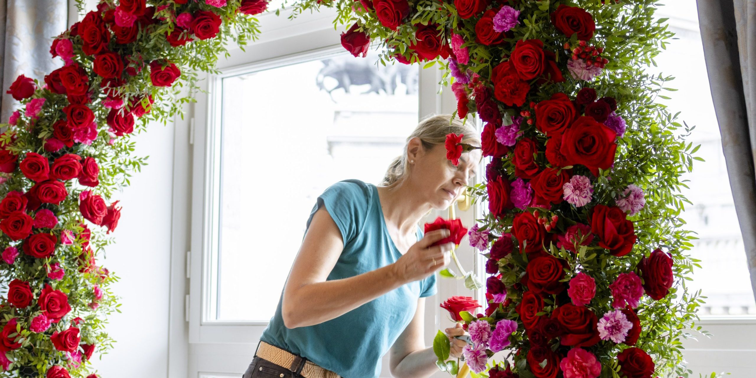 arco_floral Decoración con flores rojas en un evento elegante