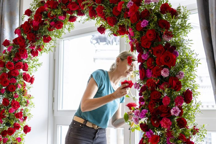 arco_floral Decoración con flores rojas en un evento elegante