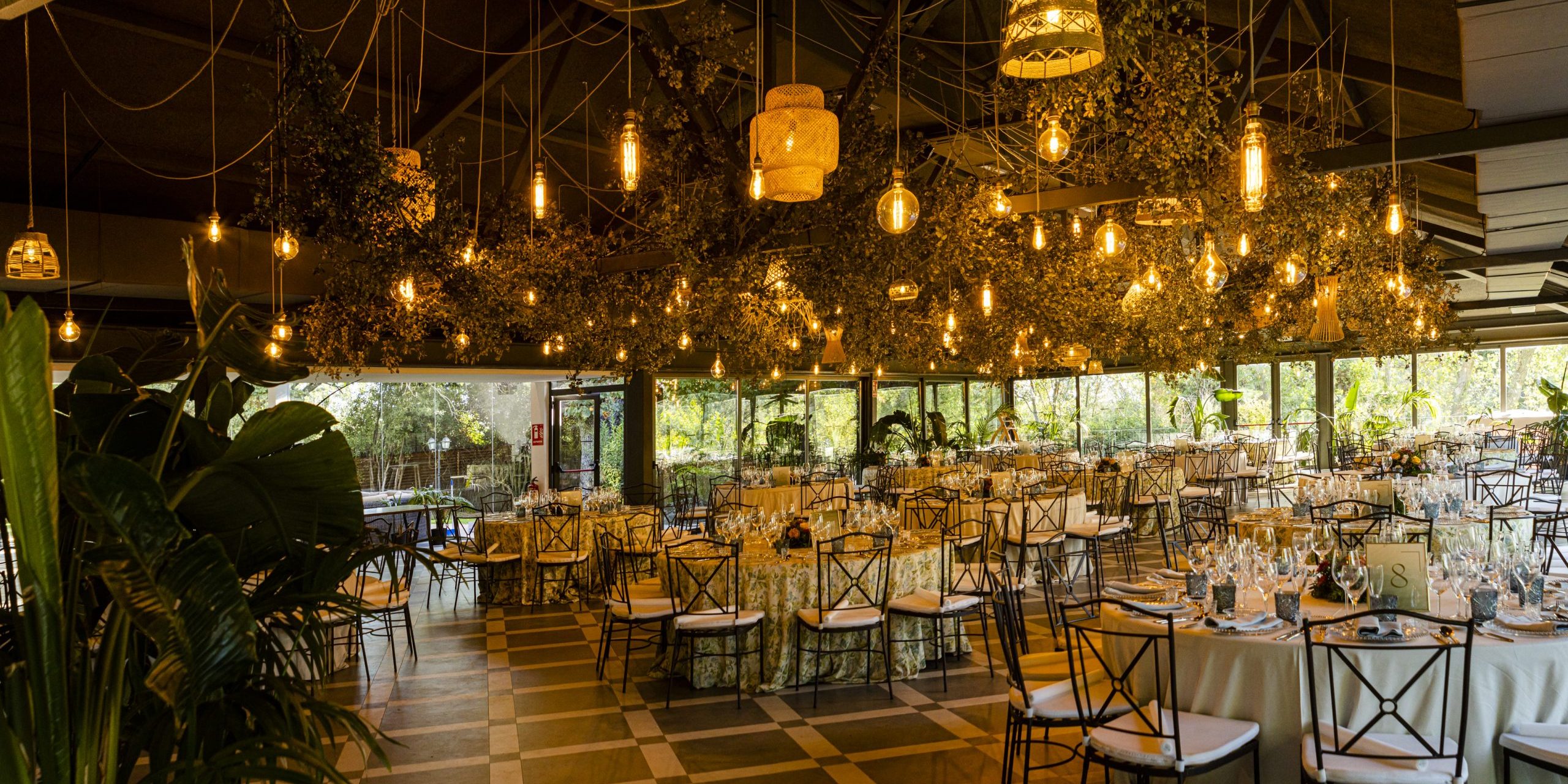 Restaurante decorado con flores para eventos nocturnos