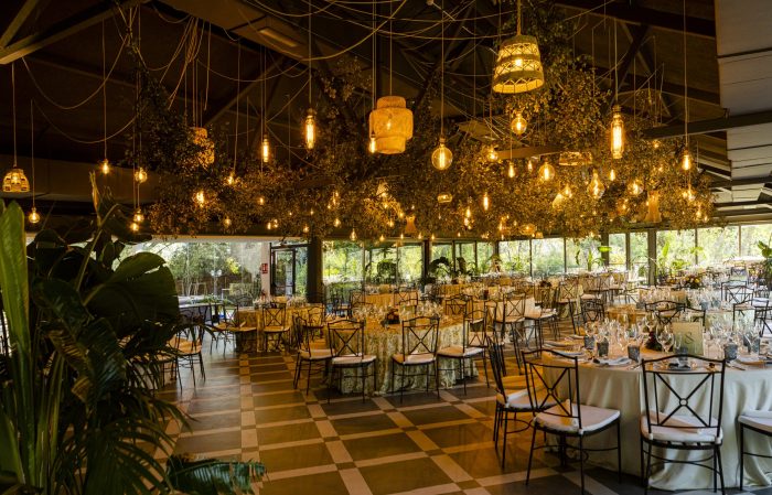 Restaurante decorado con flores para eventos nocturnos