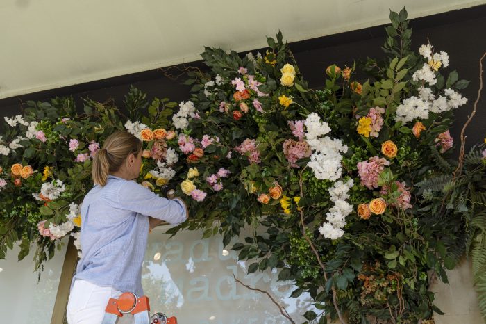 Decorar un local con flores
