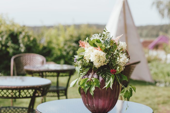 bouquet-of-different-flowers-in-a-vase-on-the-tabl-2024-10-16-17-42-12-utc Cómo elegir las flores según el estilo del evento para una decoración coherente y mágica
