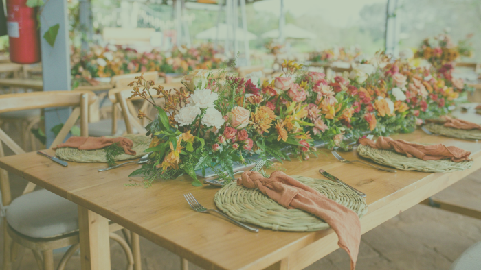 Decorar un evento al aire libre con flores