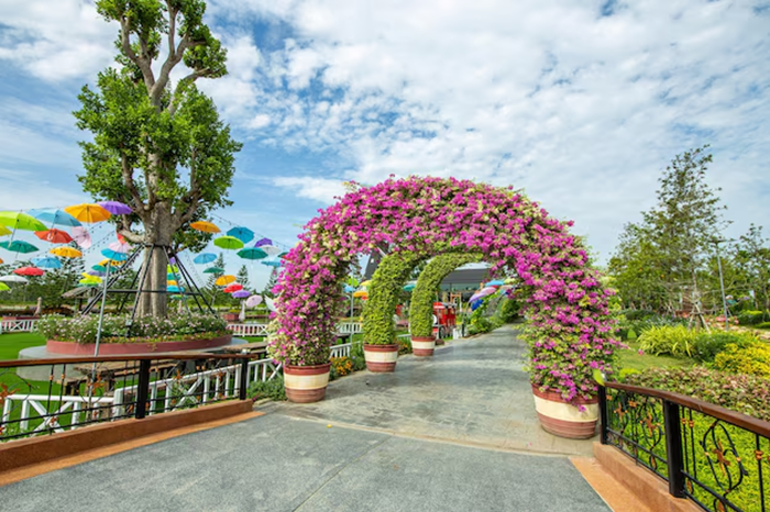 Descubre cómo decorar la entrada de un evento con flores