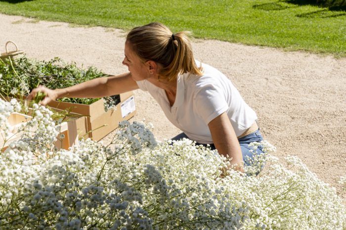 Decorar un evento benéfico con flores