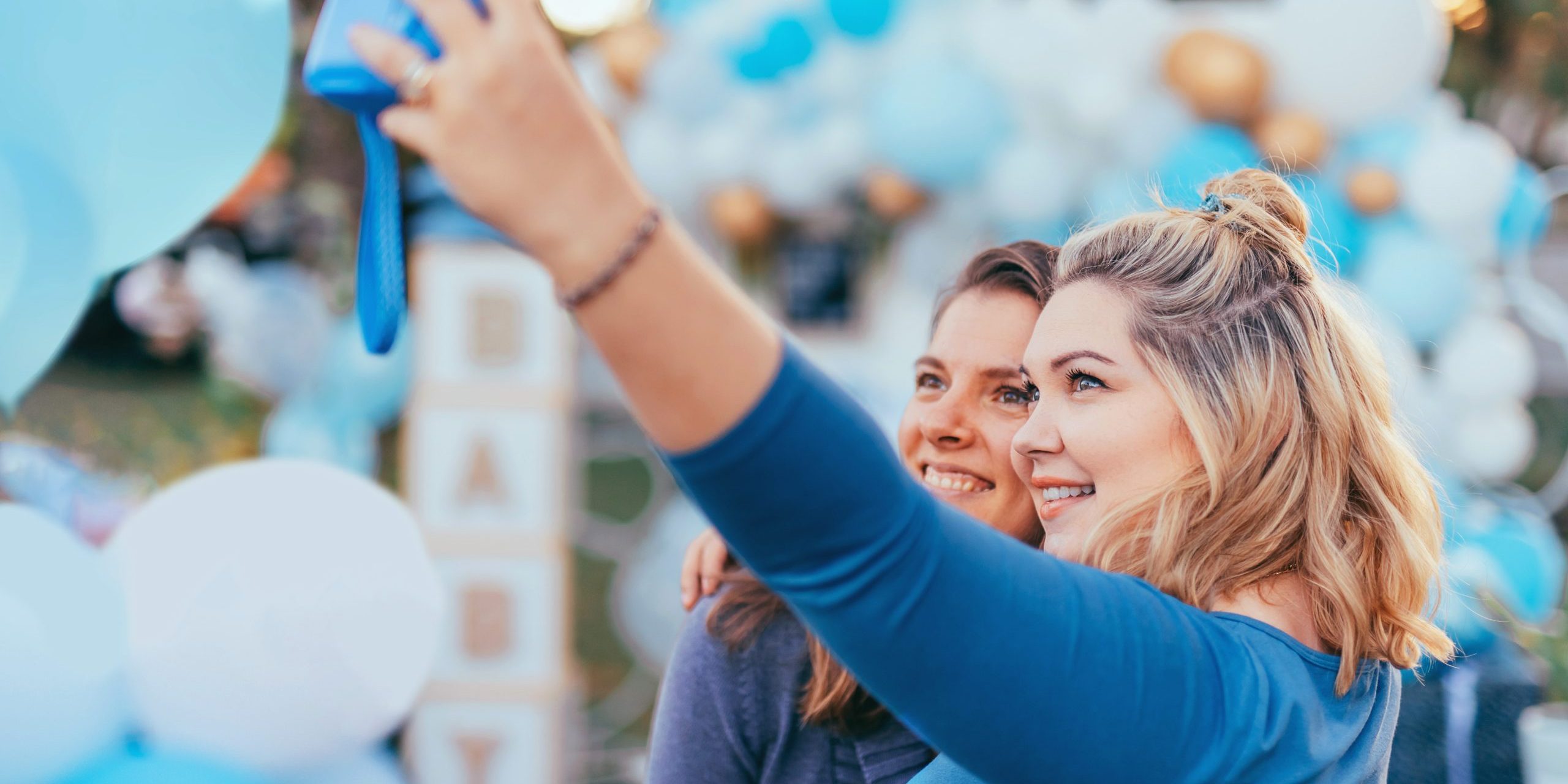 two-young-woman-friends-taking-selfie-photo-togeth-2025-01-09-09-05-27-utc Decoración floral delicada y alegre para babyshower