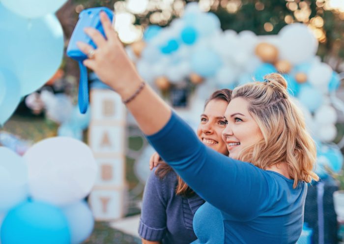 Decoración floral delicada y alegre para babyshower