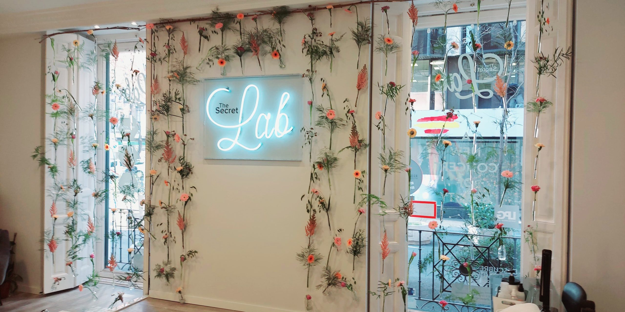 WhatsApp Image 2025-01-15 at 14.59.07 Flores para eventos de inauguración con arreglos modernos y vibrantes