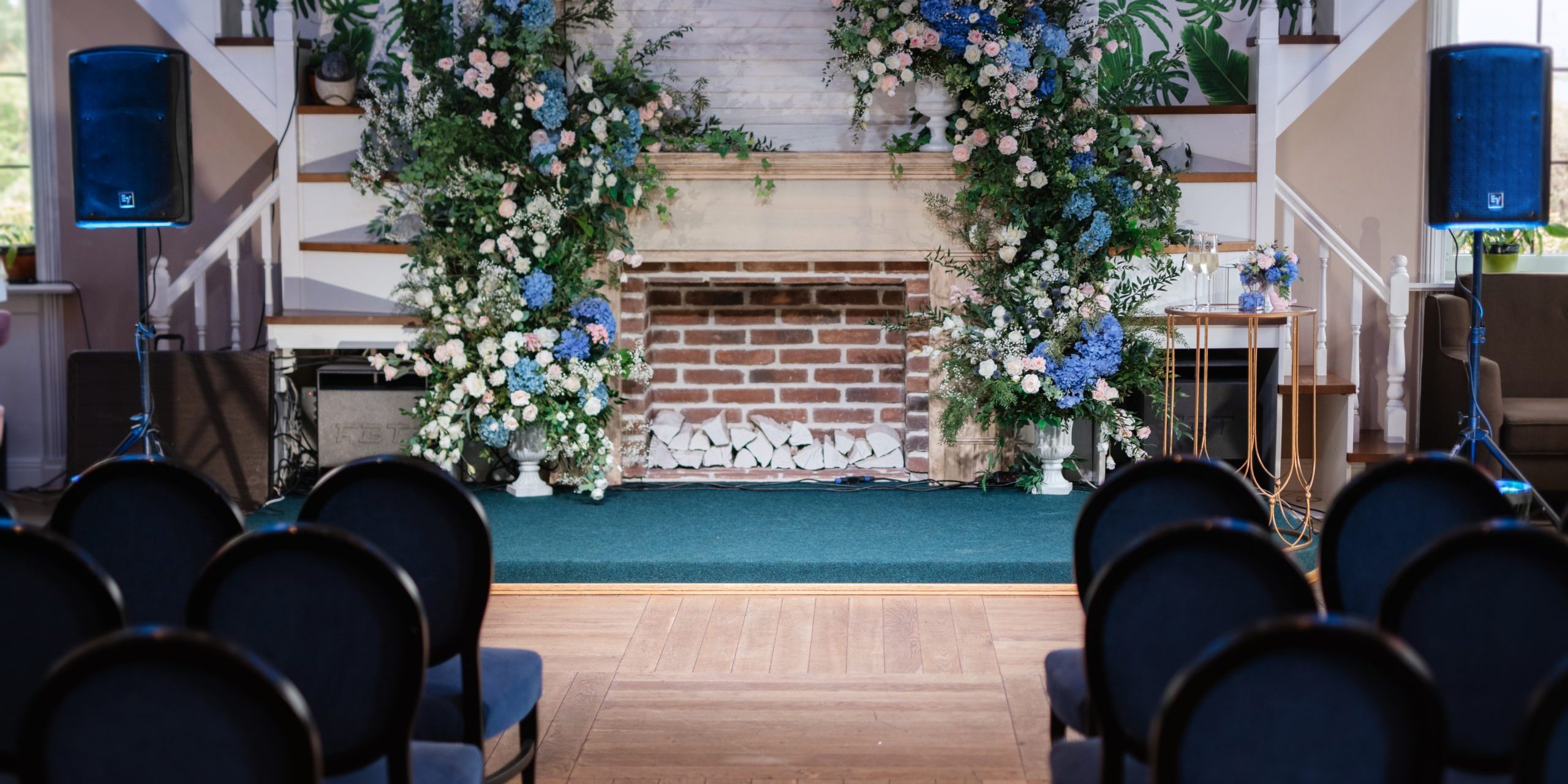 wedding-ceremony-area-2025-01-09-15-06-10-utc Escenario decorado con flores naturales en evento elegante