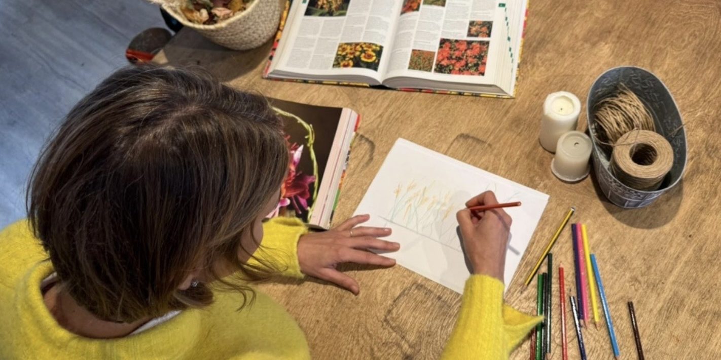 IMG_9889 Florista de eventos preparando arreglos florales para una boda elegante